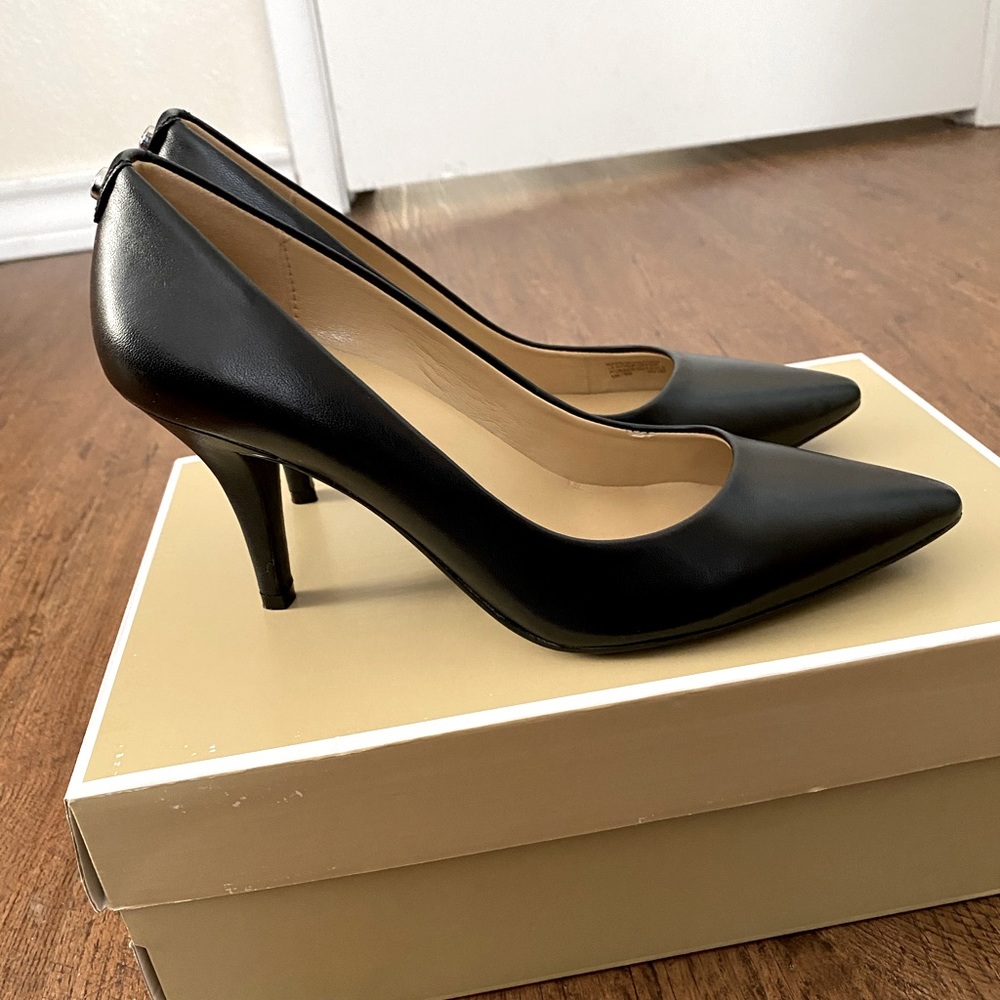 Michael KORS Leather Flex Mid Pump